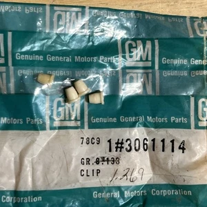 Clips de inserciones emblema maletero Chevy Impala SS 3061114 (2) NUEVO EN STOCK GM 1994 1996 94 95 96 - Imagen 1 de 4