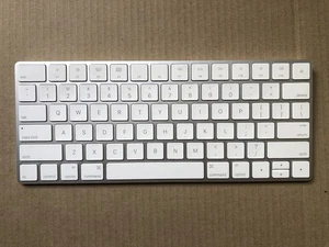 Apple Magic Keyboard, silber/weiß, Modell A1644, guter Zustand - Bild 1 von 12