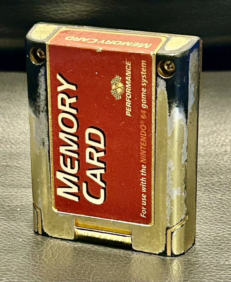 Tarjeta de memoria dorada Performance Nintendo 64 N64 Toys R exclusiva de la tienda de EE. UU. Foto 1 de 2