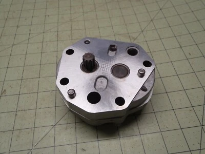 1949294C1 IH Tractor Hydraulic Gear Pump  - Image 1 of 2