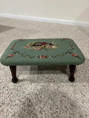 Taburete de pie de madera vintage verde azulado diseño de punta de aguja de casa con flores Foto 1 de 4