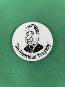Prendedor de botón de campaña presidencial vintage Richard Nixon 'Una tragedia americana' - Imagen 1 de 6