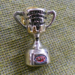 #D436. 2001 AFL AUSTRALIAN FOOTBALL CLUB PREMIERSHIP BADGE / PIN, BRISBANE - Picture 1 of 2