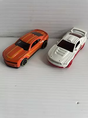 Hot Wheels Mattel Chev Camaro V Ford Mustang 2 Car Collector Set VGC 2011. - Image 1 of 4