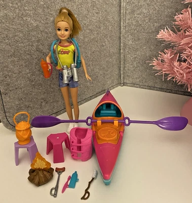 美泰芭比娃娃 Let's Go 皮划艇营地独木舟 12 英寸 2013 带一些配件。 干净! — 第 1/4 张图片