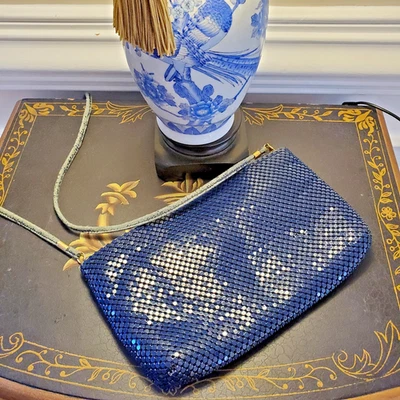 Cartera de malla azul marino vintage con mango de tela con costras cremallera superior herrajes dorados Foto 1 de 4