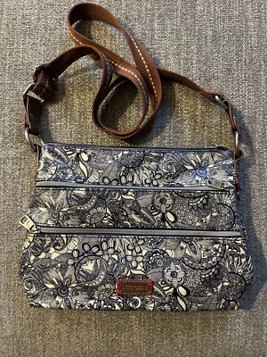 Bandolera básica SAKROOTS Desert Spirit en azul floral triple cremallera Foto 1 de 4