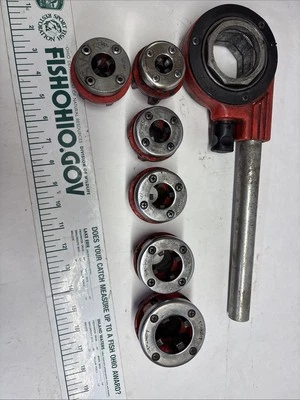 REED PIPE THREADER HEAD, DIES AND HANDLE - Image 1 of 4