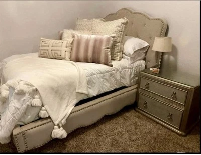 Cama plataforma tapizada -COMPLETA con tocador y mesita de noche *Hacer oferta** Foto 1 de 4