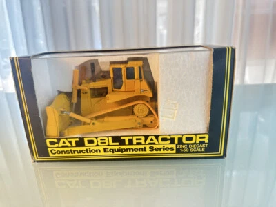 Trattore Caterpillar CAT D8L 12 cm - scala 1:50 ottime condizioni con scatola... - Immagine 1 di 4