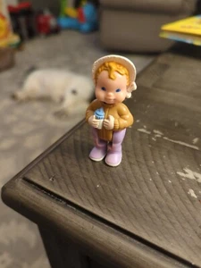 Figura bebé bebé bebé vintage Fisher Price Dollhouse Love Family 1994 marrón - Imagen 1 de 5