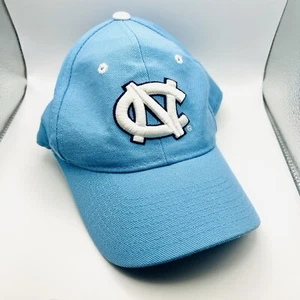 CAPPELLO BERRETTO NORTH CAROLINA TAR TACCHI NCAA BLU CHIARO TAGLIA 6 7/8 ZEPHYR - Foto 1 di 8