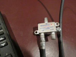 Viewsonics Digital Plus 2-WAY SPLITTER VSD2WSP 3.5 db + US Electronics remote - Picture 1 of 3