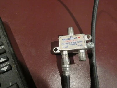 Viewsonics Digital Plus 2-WAY SPLITTER VSD2WSP 3.5 db + US Electronics remote - Image 1 of 3