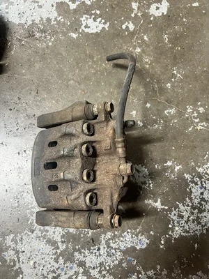 Conjunto de pinza de freno delantera izquierda 98-05 Lexus GS 300, 400, 430 Foto 1 de 2