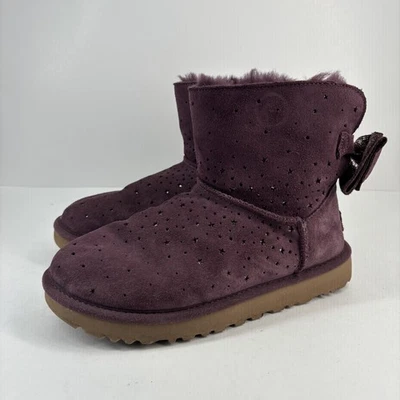 Botas femininas UGG Classic Mini Stargirl Bow EUA 7 portas roxas pele de carneiro camurça - Imagem 1 de 4