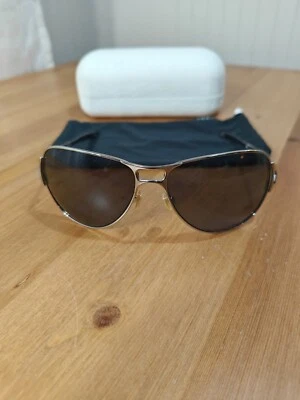 Gafas de sol Oakley Hinder polarizadas de iridio negro con marco cromado pulido OO4043-04 Foto 1 de 4