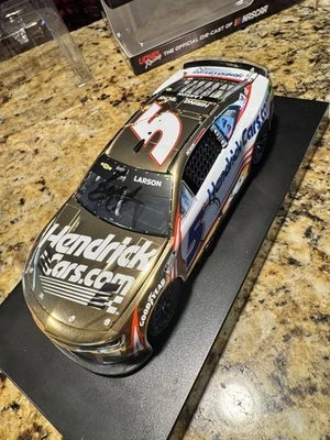 KYLE LARSON #5 亲笔签名堪萨斯赢 2024 科迈罗 1:24 精英黄金 48 件 1 件  — 第 1/4 张图片