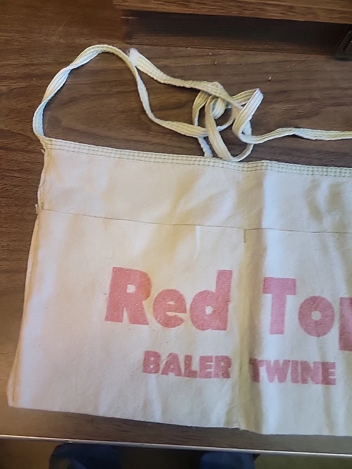 Cordel empacadora de heno de granja con tapa roja vintage, herramienta de tela, delantal de uñas Foto 1 de 4