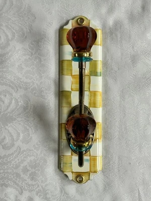 GANCHO DE PARED INDIVIDUAL esmaltado a cuadros de pergamino de mackenzie Childs retirado con anillos azules Foto 1 de 4