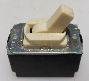 Arrow Hart QST1I Interruttore tumbler linea intercambiabile 15 A 120-277 VAC palo singolo - Foto 1 di 6