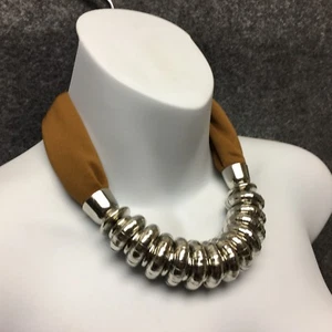 Bufanda Marrón Moda Collar Audaz Grueso Tono Plata Diseño Acento Circular NUEVO - Imagen 1 de 5