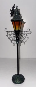Lanterna stradale illuminata Halloween Department 56 con rete BatSpider rara 35032 - Foto 1 di 5