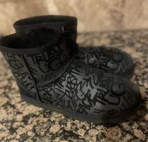UGG Women’s Black Mini Sparkle Graffiti Pull On Boots Size 10 - Picture 1 of 8