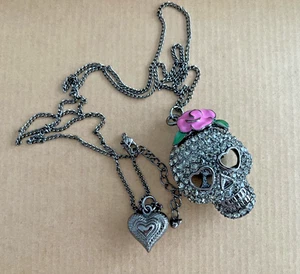 Black Tone Crystal Rhinestones Skull Flower Pink Rose Heart Pendant Necklace - Picture 1 of 3