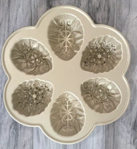 NEW - Nordic Ware Cast Aluminum Ornamental Egg Cakelet Pan - Foto 1 di 5
