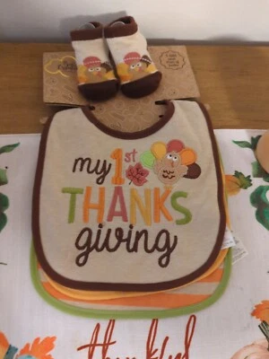 Primer babero de Acción de Gracias para bebé de Baby Essentials. Nuevos 3 baberos y calcetines Foto 1 de 4