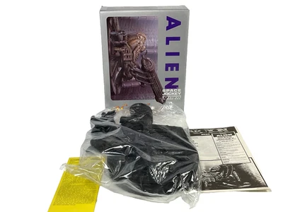 HALCYON  ALIEN  Space Jockey w/ Astronauts Model Kit PVC, 1:60 Scale, #HT04, NIB - Image 1 of 4
