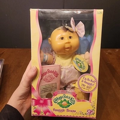 Cabbage Patch Niños Acurrucarse Frijoles Gorro Butt Recién Nacido Bebé Muñeca Asiática 10" Foto 1 de 4