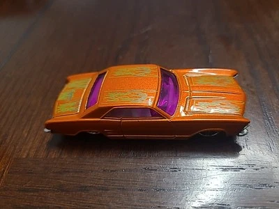 Coche Hot Wheels '64 2001 Buick Riviera naranja 1:64 fundido a presión 3 1/8" con llamas verdes Foto 1 de 3