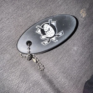 Llavero flotador barco Mighty Ducks negro - Imagen 1 de 2