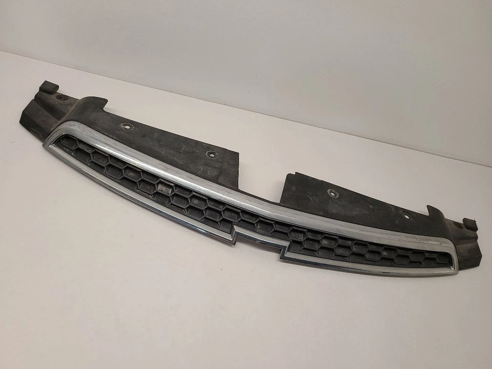 2011-2014 CHEVROLET CRUZE Grille Upper 96981100 11-14 - Image 1 of 4
