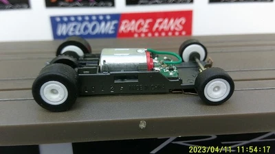 AFX RACING H.O. CHASIS ESTRECHO ESCALA MEGA G+ 1.7 LLANTAS PINTABLES BLANCAS Foto 1 de 4