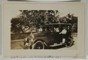 Mann fährt Auto mit Kind stehend auf dem Trittbrett. Echtfoto 1930. Athol - Bild 1 von 2
