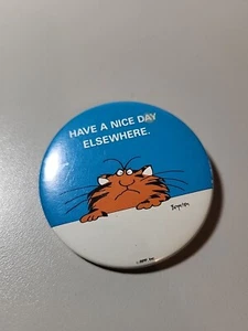 Vintage Sandra Boynton Cartoon Grouchy Cat Have a Nice Day Elsewhere Pinback Pin - Picture 1 of 2