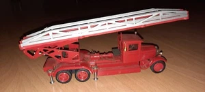 Russisches Modell  Feuerwehrauto (rot)  1:43  mit Drehleiter Rarität selten - Bild 1 von 4