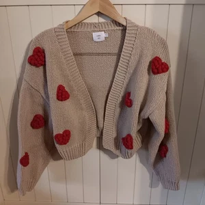 Cárdigan abierto Luna Ivy Anthropologie, corazones 3D, talla S - Imagen 1 de 12