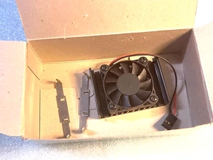 VINTAGE NEW 4CM x 6CM x 2CM HEATSINK  WITH COOLING FAN WHITE BOX RM3-BIN3 - Picture 1 of 4