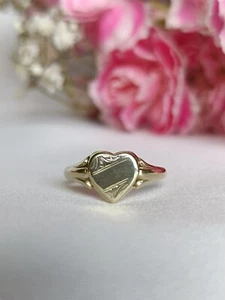 Vintage 9ct Yellow Gold Etched Love Heart Signet Ring Size 4 3/4 US i 1/2 Uk - Picture 1 of 7