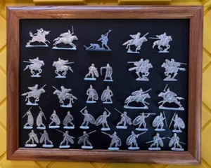 Zinnfiguren flats- 35 Celtic Figures in Wood Frame in very good condition - Picture 1 of 10
