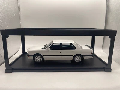 Maxima Models 1:18 Scale Resin Model Car BMW M5 White New in Box - Image 1 of 4