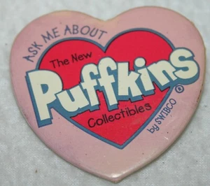 Spilla distintivo vintage SWIBCO PUFFKINS imbottita giocattoli animali cuore promozionale bottone pinback - Foto 1 di 3