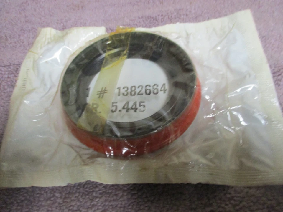 Nuevo de Lote Antiguo 1963-1970 Buick Piñón Sello Aceite Original Piezas De Colección 1382664 (1) Leer Foto 1 de 1