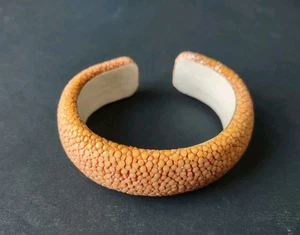 Brazalete de cuero LEIGHELENA color melocotón raya - Tailandia verde peludo - Imagen 1 de 7