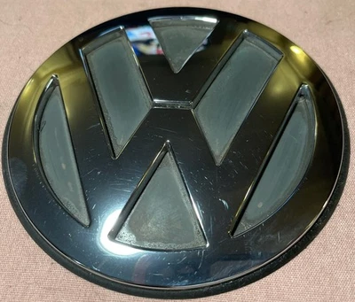 06 07 08 09 10 VW VOLKSWAGEN ESCARABAJO OEM CROMO MALETERO TRASERO EMBLEMA LOGOTIPO INSIGNIA SIGNO Foto 1 de 4