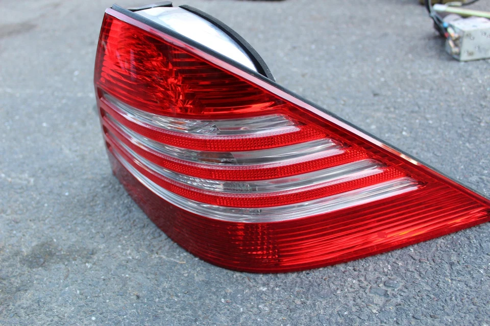 2003-2006 MERCEDES S CLASS S500, S55 PASSENGER SIDE RIGHT TAIL LIGHT R2922 - Image 1 of 1